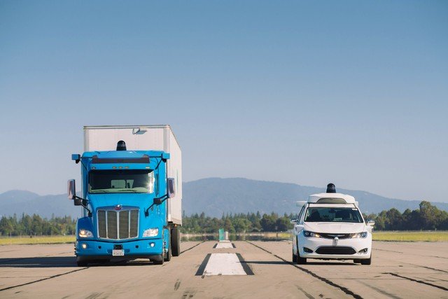 Testes com caminhões autônomos nas ruas da Califórnia.